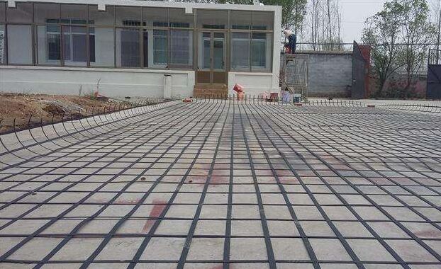 鋼塑土工格柵生產現場